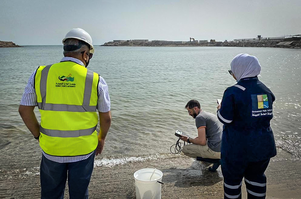 Des agents du port et de la protection environnementale unissent leurs forces au Koweït.